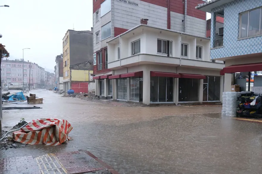 Sel felaketi yaşayan Bozkurt'un sokakları yeniden sular altında 8