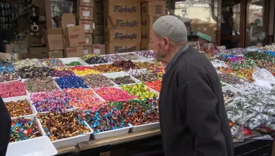 Çeşit çeşit şeker ve kolonyalar tezgahta