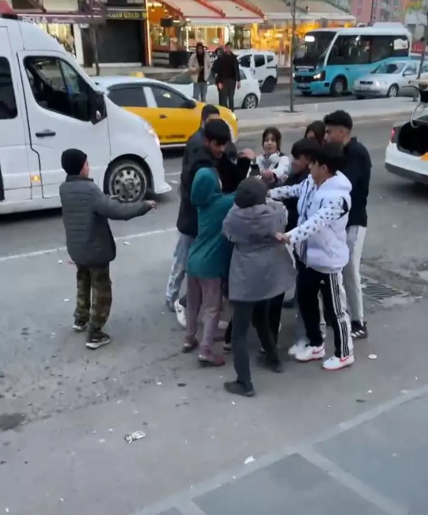 Mendil almayı reddeden genç kıza dayak 1 Mendil almayı reddeden genç kıza dayak 1