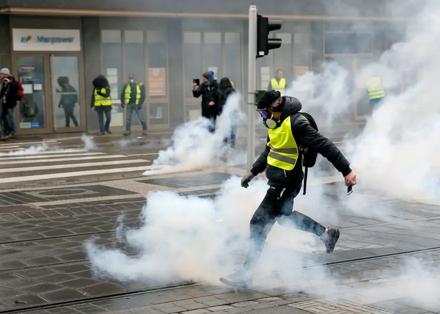 Paris'te 167 sarı yelekli gözaltına alındı 1