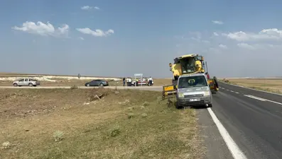 Kars&#x27;ta traktör ile otomobil çarpıştı