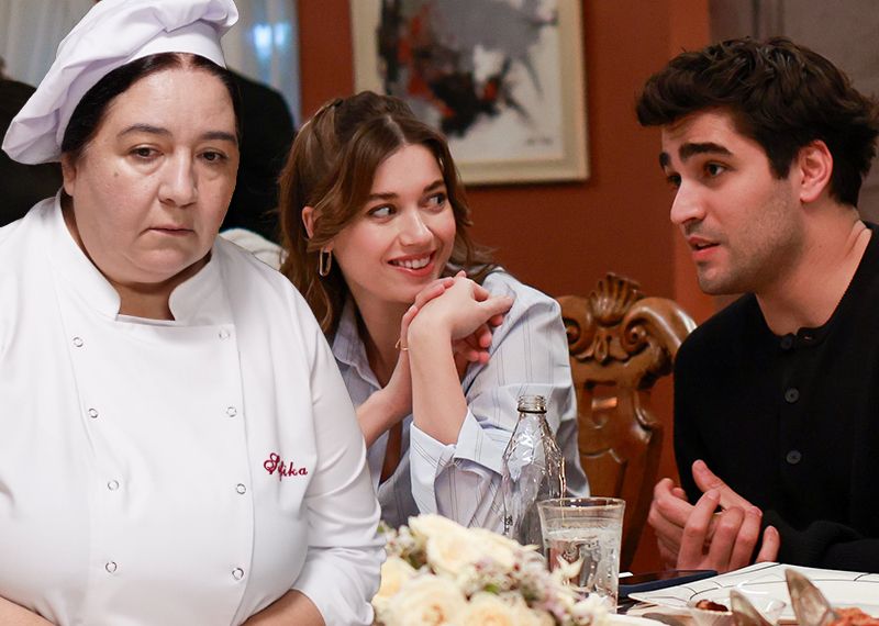 Yalı Çapkını'nın Şefika'sı Hülya Duyar'dan Afra Saraçoğlu ile Mert Ramazan Demir'e övgüler