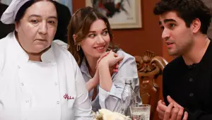 Yalı Çapkını'nın Şefika'sı Hülya Duyar'dan Afra Saraçoğlu ile Mert Ramazan Demir'e övgüler