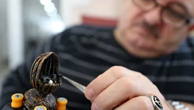 63 yaşındaki adam ceviz kabuğundan tasarlıyor: Babasından öğrendiği sanatı yaşatıyor