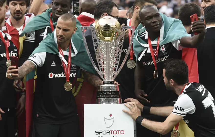 Şampiyon Beşiktaş kupasına kavuştu 10