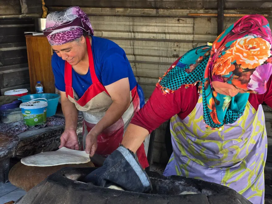 Ekmeklerini ateşten çıkarıyorlar: Sabahın erken saatlerinde tandır mesaisi 4