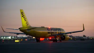 Yolcu uçağı kasırganın içinden geçti: Sosyal medyada tepki yağdı