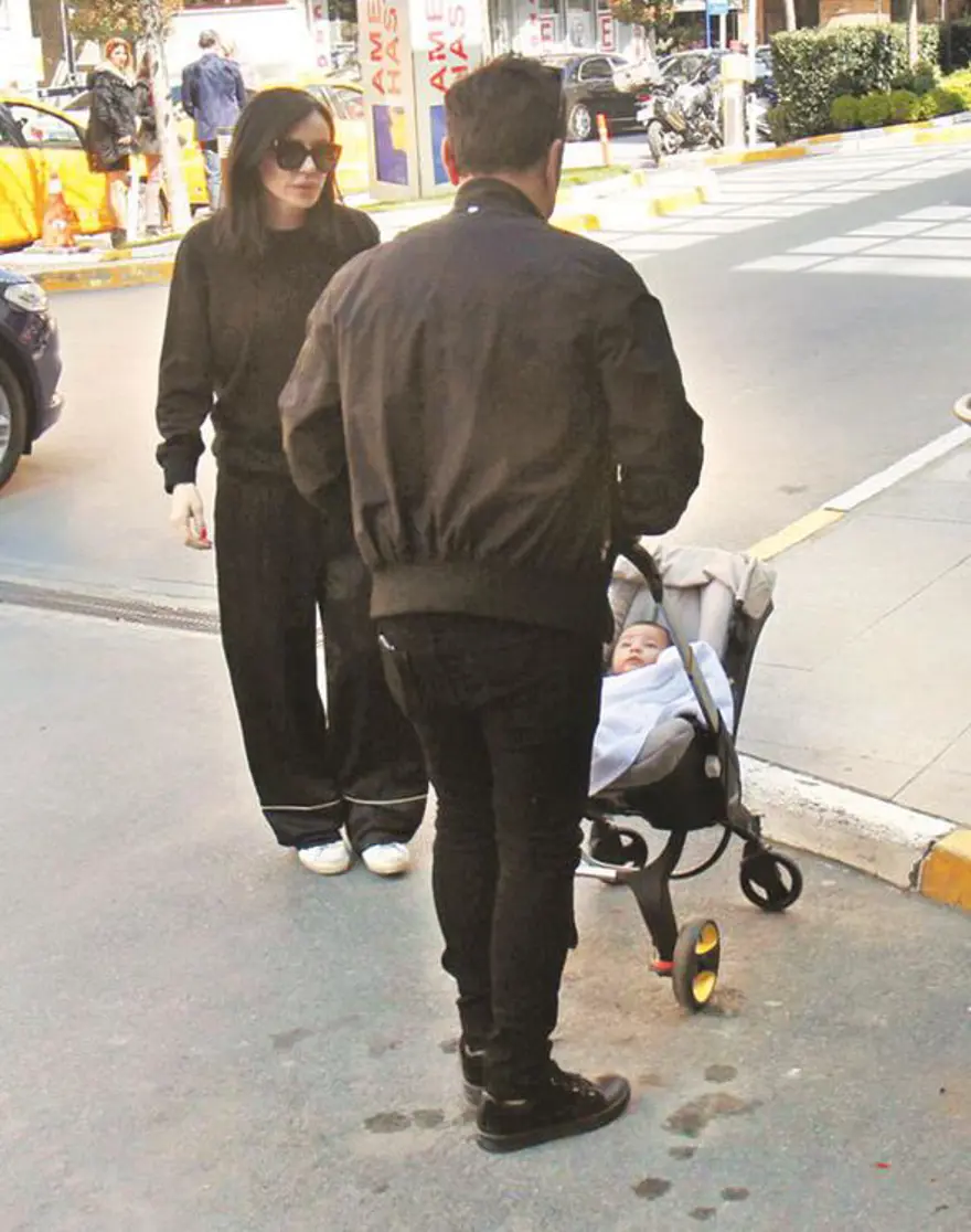 Azur Benan Çolakoğlu ilk kez görüntülendi (Tarkan'ın kucağında) 3 Azur Benan Çolakoğlu ilk kez görüntülendi (Tarkan'ın kucağında) 3