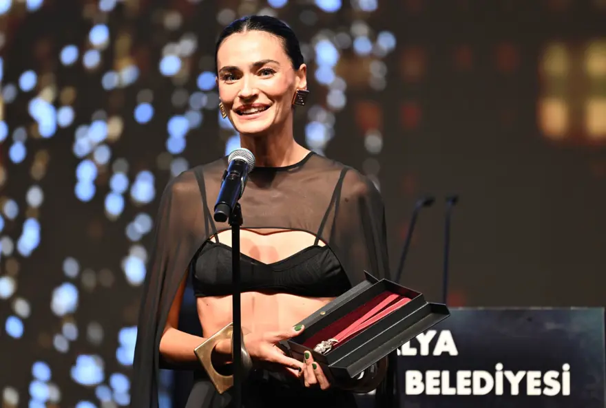 Altın Portakal görkemli bir törenle başladı: Onur Ödülü ve Başarı Ödülü sahiplerini buldu 7 Altın Portakal görkemli bir törenle başladı: Onur Ödülü ve Başarı Ödülü sahiplerini buldu 7