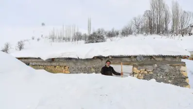 Evler kara gömüldü: &quot;Kar köyü yuttu&quot;