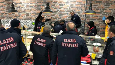 Elini kıyma makinesine kaptıran market çalışanını itfaiye ekipleri kurtardı