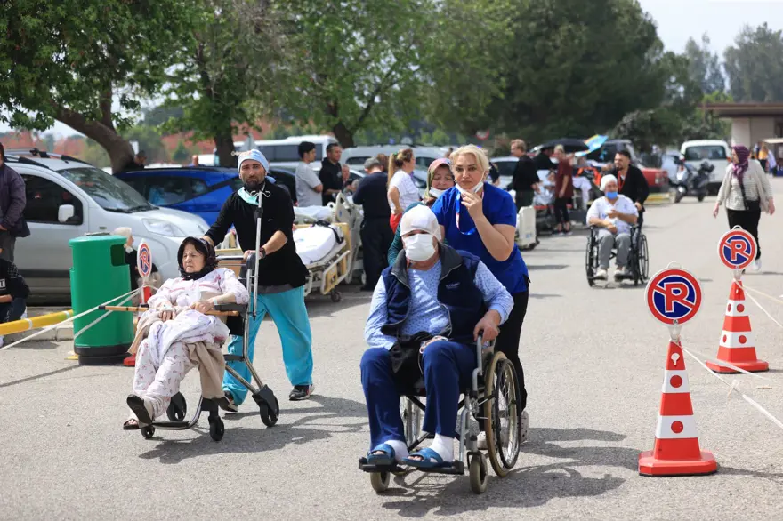 Antalya'da hastanede yangın paniği: Hastalar sedyelerle tahliye edildi 4