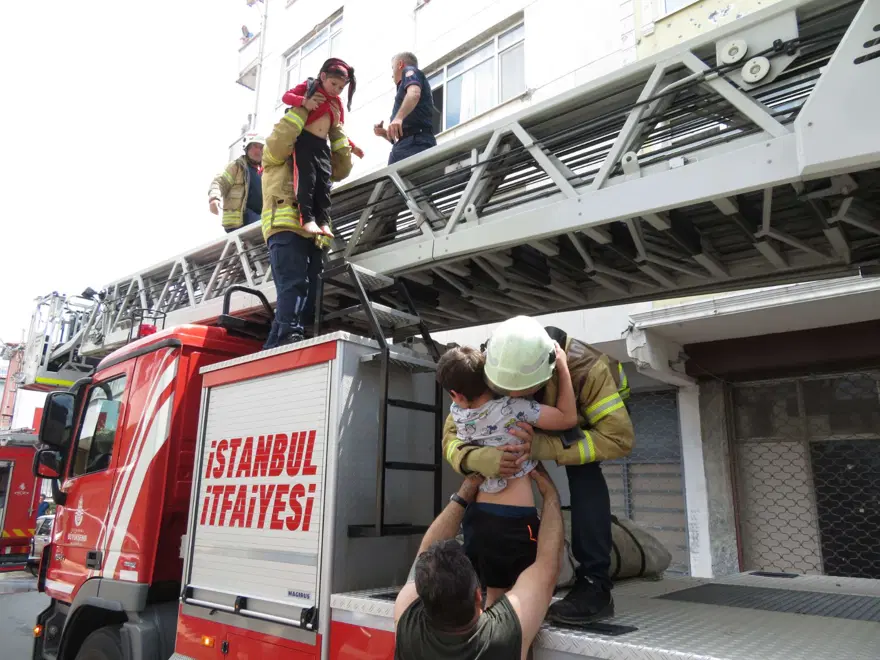 Ataşehir'deki yangında can pazarı: 3'ü çocuk 11 kişi kurtarılmayı bekledi 6
