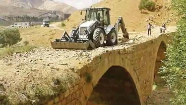 800 yıllık köprüde iş makinesiyle çalışma