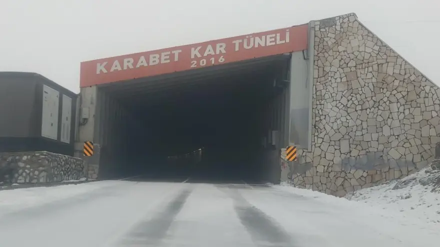 Mevsimin ilk kar yağışı düştü: Ekipler tuzlama yapıyor 4 Mevsimin ilk kar yağışı düştü: Ekipler tuzlama yapıyor 4