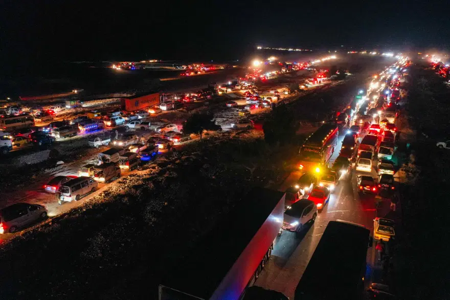Suriyeliler Şam yolunda: Kilometrelerce araç kuyruğu oluştu 5 Suriyeliler Şam yolunda: Kilometrelerce araç kuyruğu oluştu 5