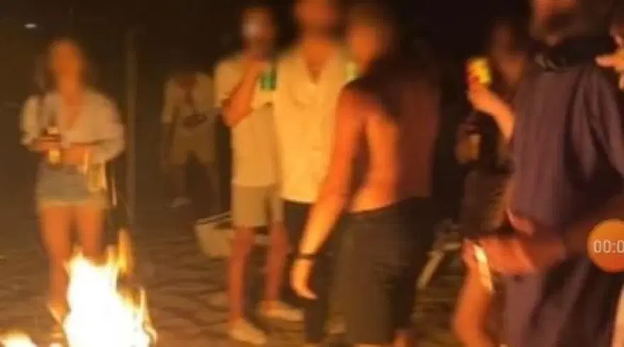 Bozcaada sahilindeki partide şezlongları kırıp, şemsiye yakıp, çöpleri bıraktılar 1 Bozcaada sahilindeki partide şezlongları kırıp, şemsiye yakıp, çöpleri bıraktılar 1