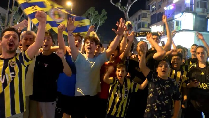 Fenerbahçeli taraftarlar, Kadıköy'de kupa zaferini kutladı 1
