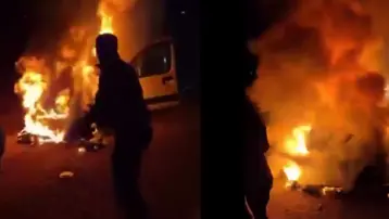 Yanan araçtaki aileyi cezaevi personeli kurtardı