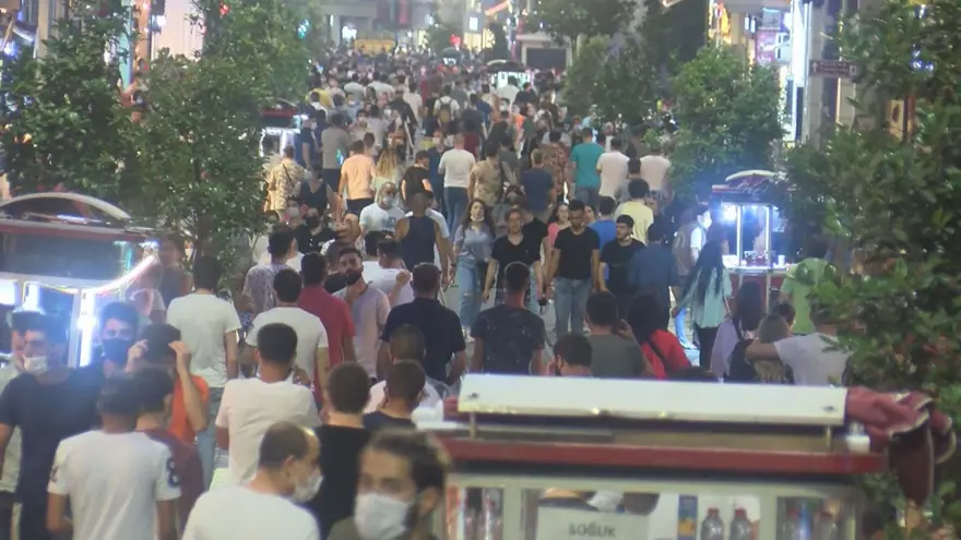 İstiklal Caddesi'nde hafta sonu yoğunluğu 1 İstiklal Caddesi'nde hafta sonu yoğunluğu 1