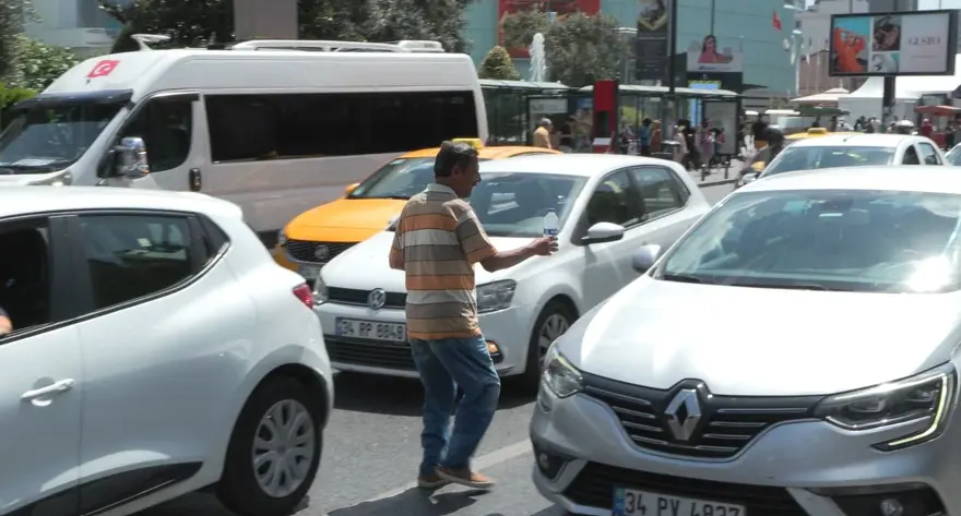 Sıcak hava otoyolda su satanların işlerini açtı 5