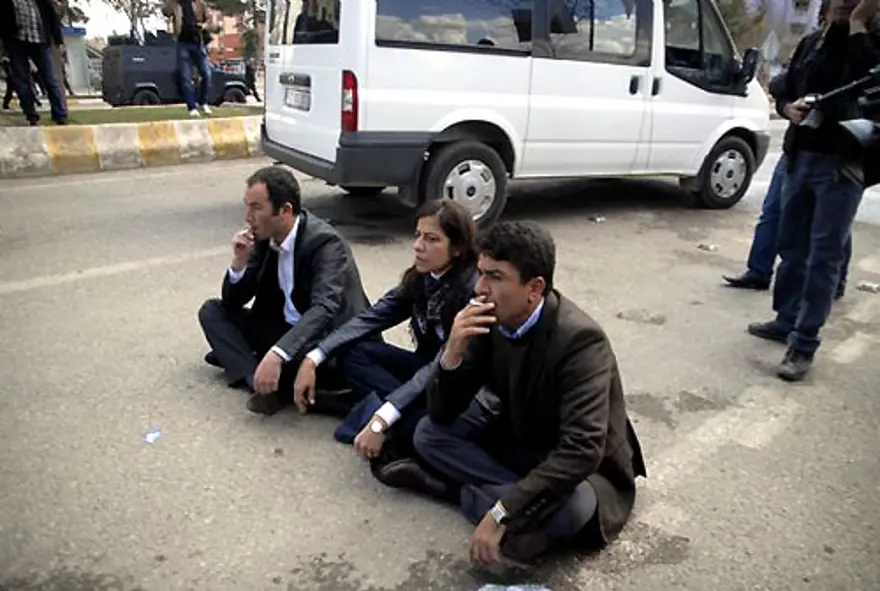 Yağmur altında itaatsizlik ve tekme 19