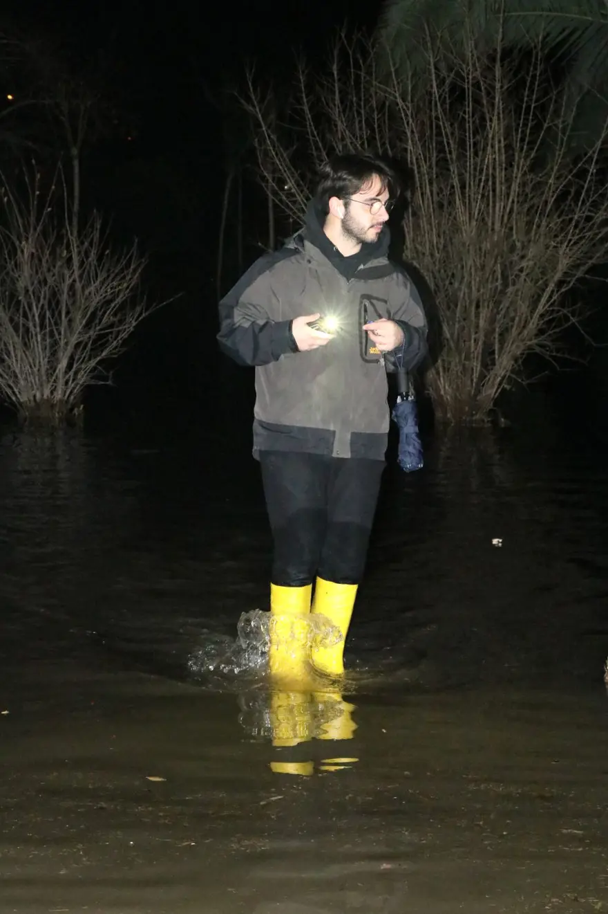 İzmir'de yağışın ardından deniz taştı: Aranan 2 kişinin cansız bedenine ulaşıldı 16