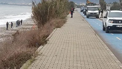 Antalya’da sahile gömülü insan iskeleti bulundu