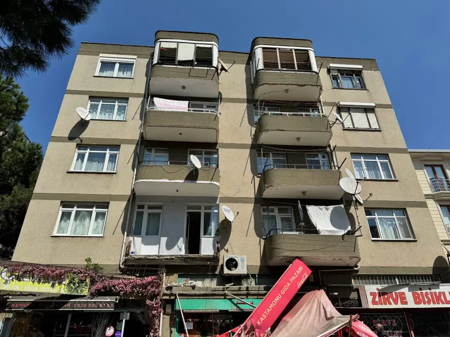 İstanbul'da 5 katlı binada balkon çöktü 5 İstanbul'da 5 katlı binada balkon çöktü 5