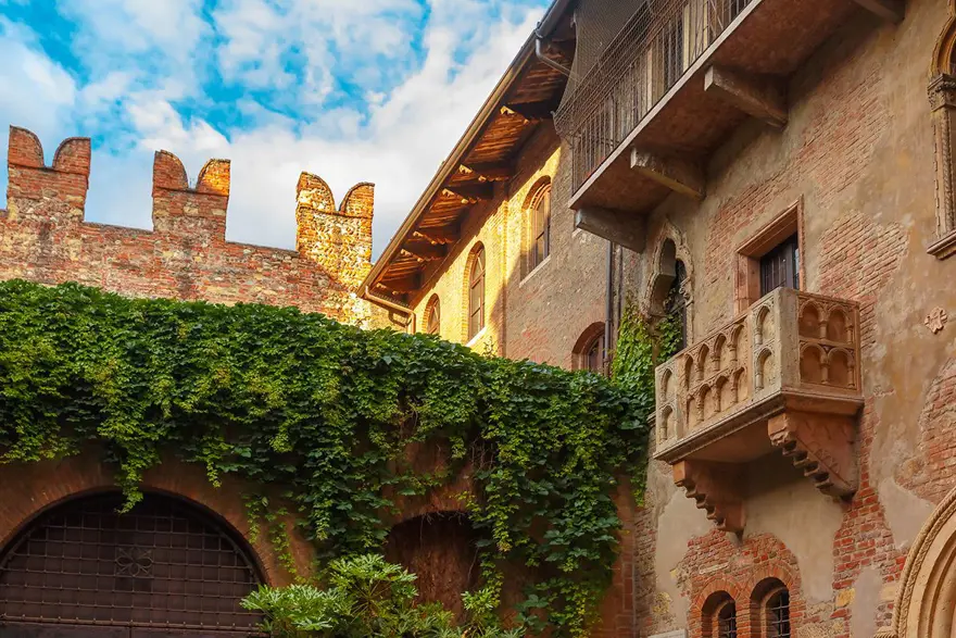 verona gezi rehberi, verona rehberi, verona gezilecek yerler, verona görülecek yerler, romeo ve juliet'in şehri, Adige Irmağı, Bra Meydanı, Casa di Giulietta, Castelvecchio, Erbe Meydanı, Via Mazzini 7
