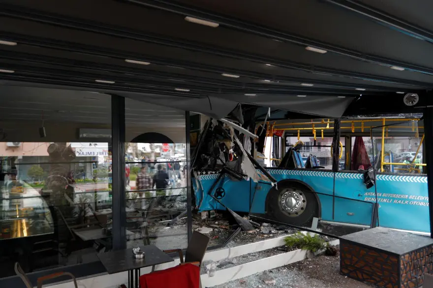 Antalya'da halk otobüsü kafeye daldı: Yaralılar var 