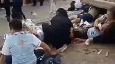 Çin'de servis aracı öğrenci ve velileri ezdi: 11 kişi hayatını kaybetti