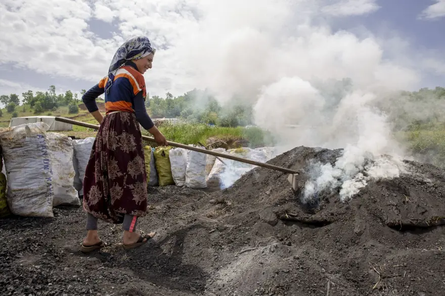 Ekmeklerini mangal kömüründen çıkarıyorlar 