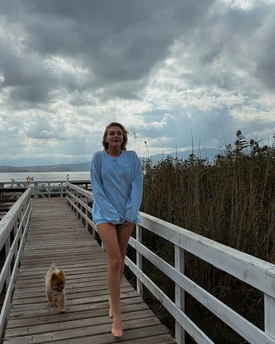 Oyuncu Melisa Döngel gönlünü ünlü futbolcuya kaptırdı 5