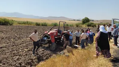 Devrilen traktörün altında kaldı