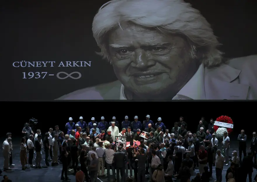 Cüneyt Arkın'ı binlerce kişi gözyaşlarıyla uğurladı 23 Cüneyt Arkın'ı binlerce kişi gözyaşlarıyla uğurladı 23
