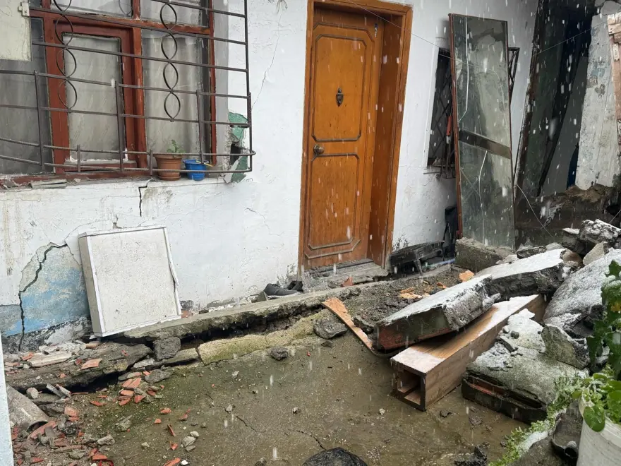 Yollarda çatlaklar oluştu! Gaziosmanpaşa'da 3 bina tahliye edildi 2