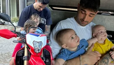 İdo Tatlıses ve ikiz oğullarından yeni poz