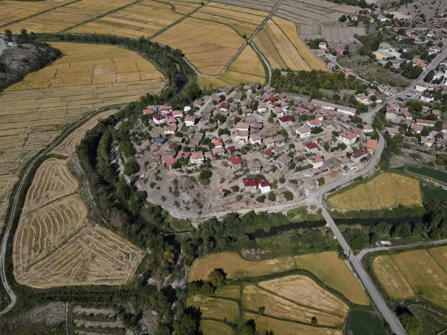 Rekolte yüzde 40 oranında düştü: İlçede hasadı sürüyor 1 Rekolte yüzde 40 oranında düştü: İlçede hasadı sürüyor 1