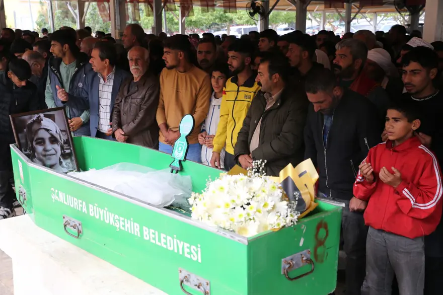 Feriköy Mezarlığı’nda katledilen küçük Şirin’e gözyaşlarıyla veda 5