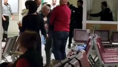 Acil serviste bıçaklı saldırgan dehşeti kamerada