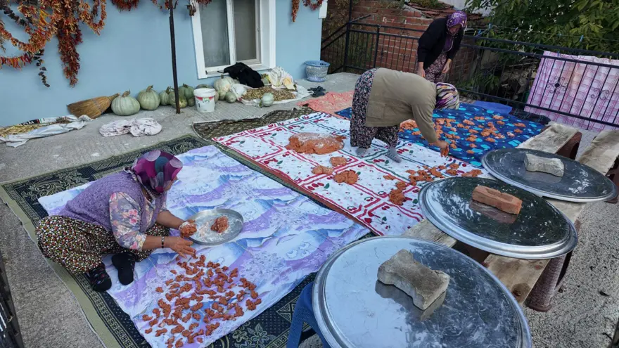 16 çeşit malzemeden yapılıyor, 16 gün yoğuruluyor: "Bunu içen grip olmaz" 3 16 çeşit malzemeden yapılıyor, 16 gün yoğuruluyor: "Bunu içen grip olmaz" 3