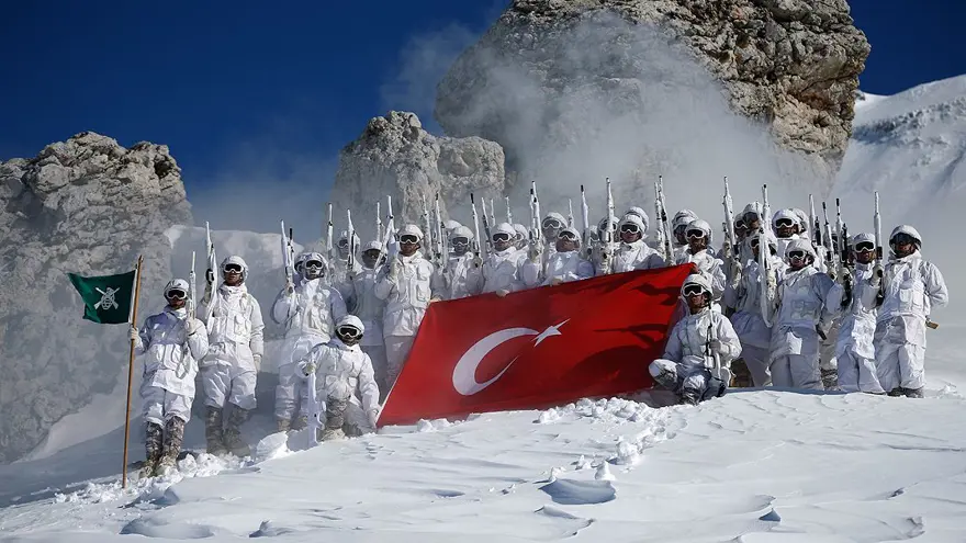 Yunanistan hudut birlikleri sınır hattına siper kazıyor 11