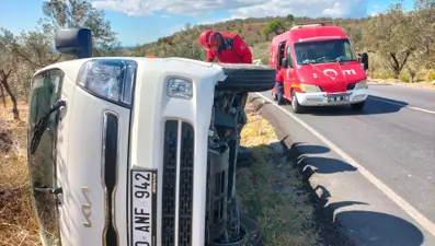 Devrilen kamyonetteki biri bebek 3 kişi yaralandı