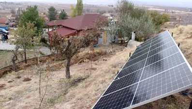 Faturalardan bıktı, bahçesine güneş enerjisi sistemi kurdu