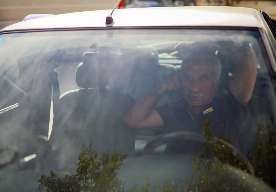 İkinci bahar hayali kabusa döndü! 74 yaşındaki adam günlerdir arabada uyuyor 1