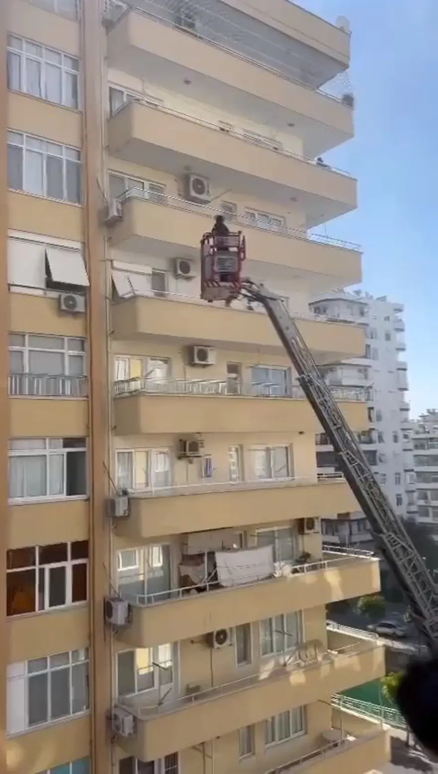 Adana’da 10 katlı binada yangın paniği 4
