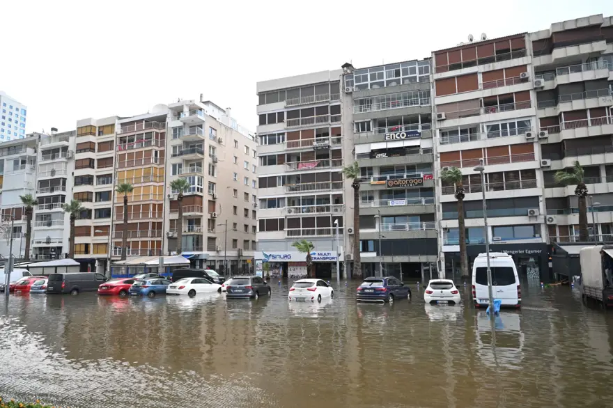 İzmir'i sağanak ve fırtına vurdu: Kıyı şeridi su altında! 34