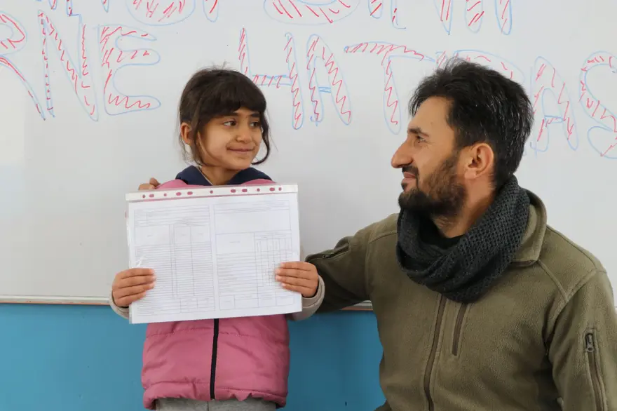 2 derslik 1 öğrenci: Hasret'in karne sevinci 8