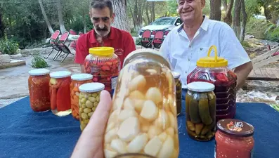 Araban Sarımsağı ile hazırladığı turşu ile şifa dağıtıyor